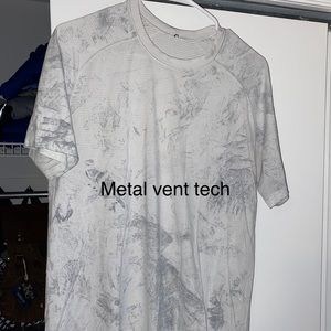 Lululemon men’s metal vent tech shirt with design